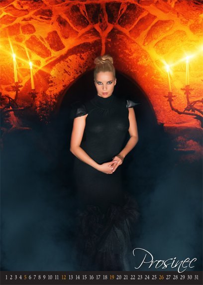 Žena v černém v záři svící