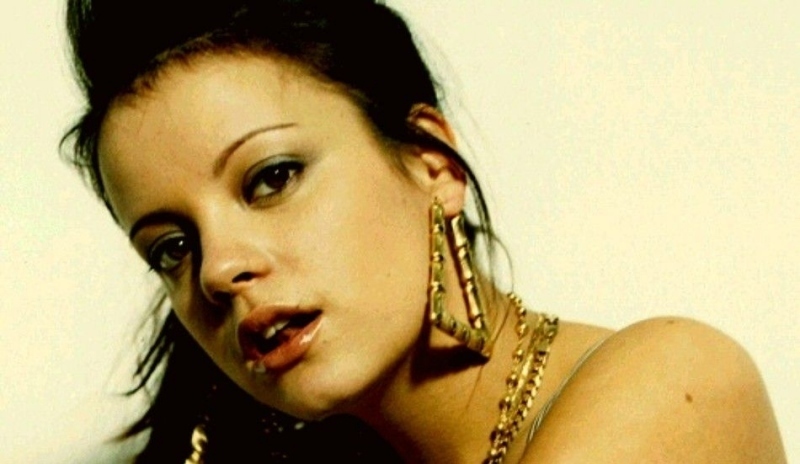 Anglická zpěvačka Lily Allen na své propagační fotografii