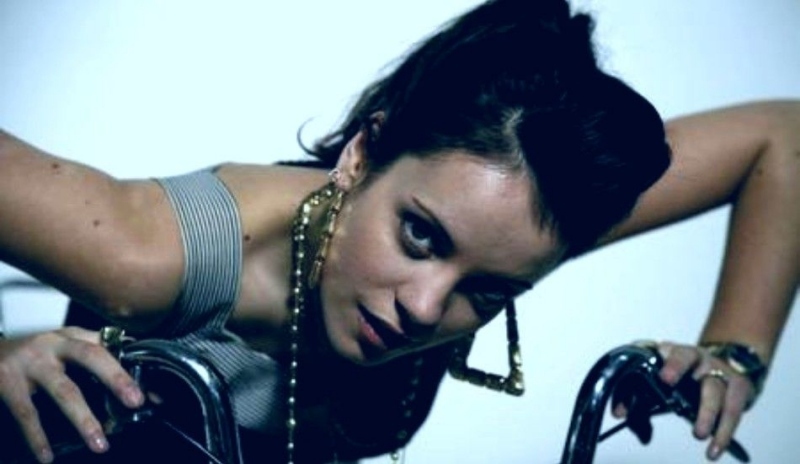 Snímek Lily Allen opírající se o rukojeti
