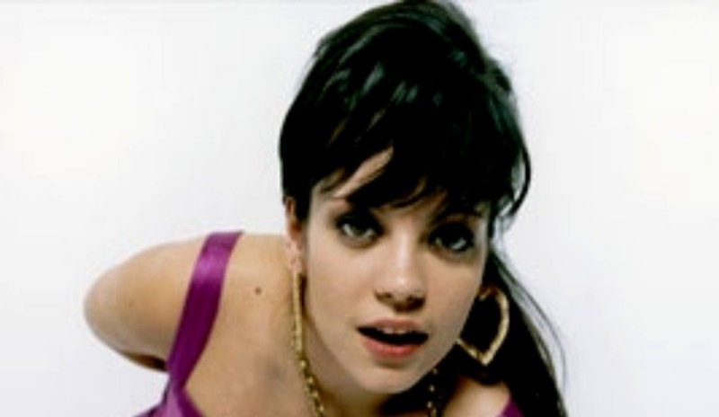 Lily Allen ve fialových šatech s otevřenou pusou