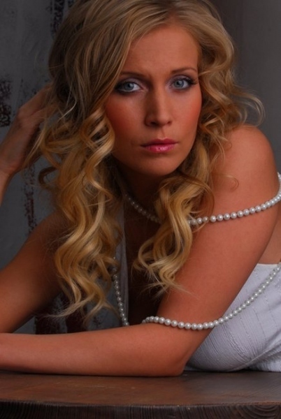 Michaela Ochotská s dlouhými vlnitými vlasy