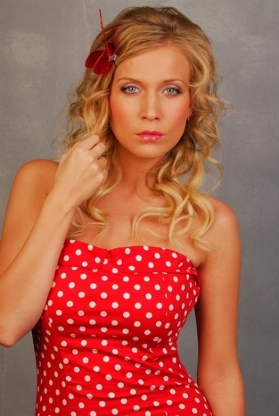 Michaela Ochotská v červených šatech