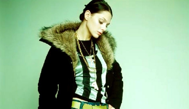 Klára Issová stojí zamyšlená v bundě s kožešinou