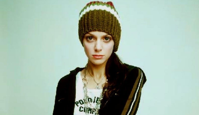 Klára Issová s pletenou čepicí na hlavě