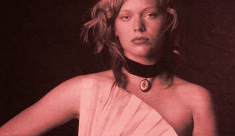 Ester Geislerová nahá tělo zakrývá vějířem