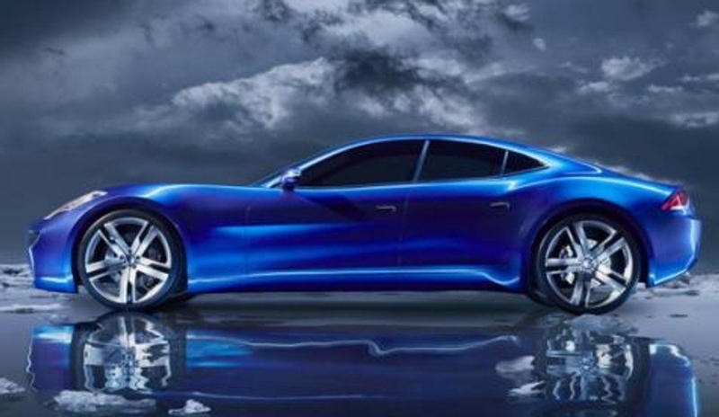 Osobní automobil modré barvy Fisker Karma
