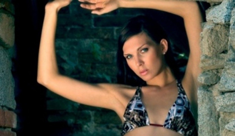 Žena v plavkách se zdviženýma rukama