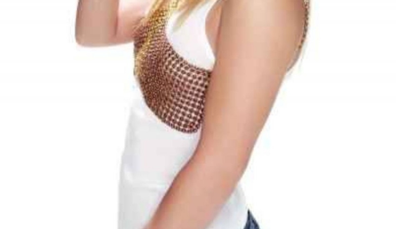 Fotografie ženy v bílém tílku s hnědýma perličkama