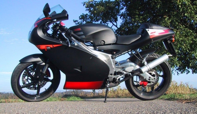 Fotografie motorky stojící na cestě