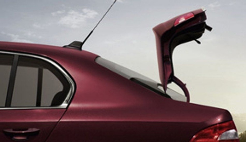 Boční snímek auta s otevřeným kufrem