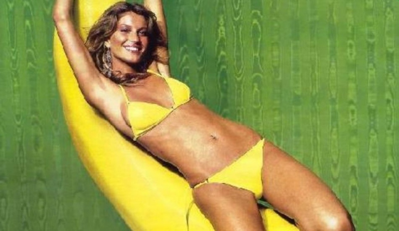 Fotografie ženy ve žlutých plavkách ležící na banánu