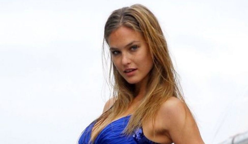 Izraelská modelka Bar Rafaeli v modrých šatech