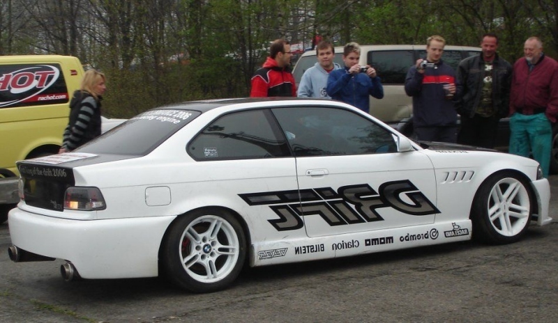 Snímek tuningového auta bílé barvy