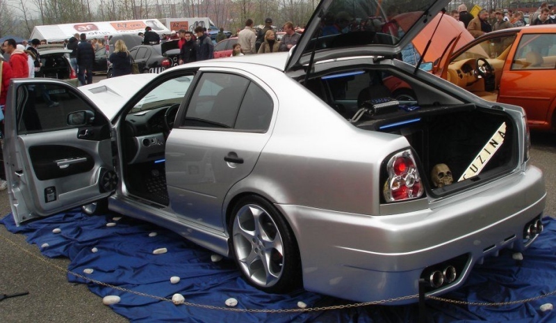 Nablýskané auto na tuningovém srazu v Kopřivnici, jaro 2008