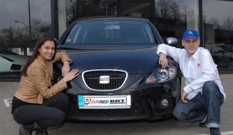 Hana Svobodová a jezdec Michal Matějovský při předaní vozu Seat