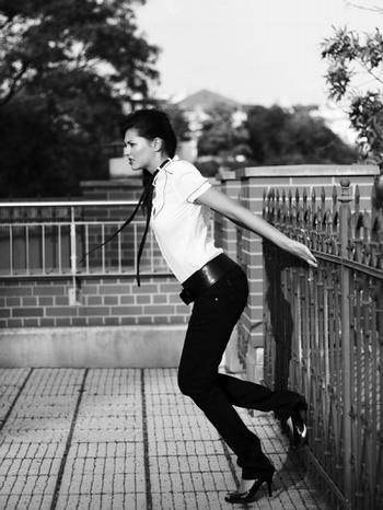 Hana Svobodová na černobílé fotografii držící se plotu