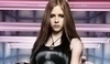Obrázek Avril Lavigne v černém tilku s růžovými zářivkami v pozadí
