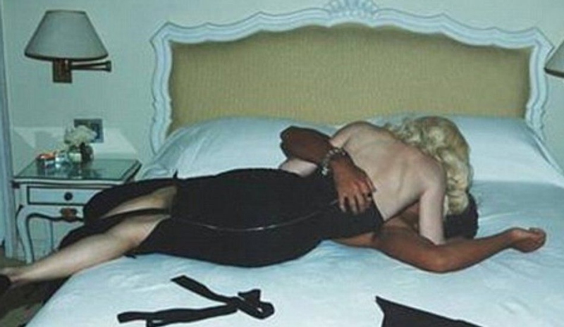 Madonna na posteli v mužském objetí