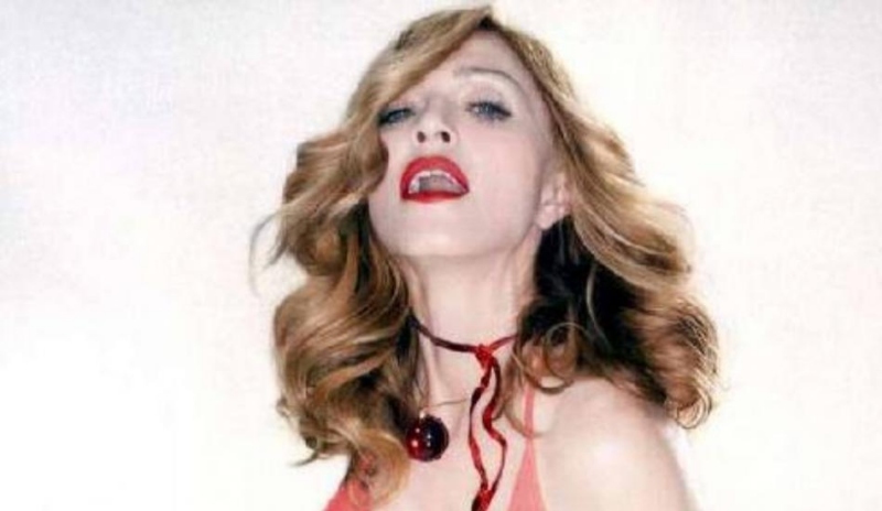 Madonna oblečená v růžové