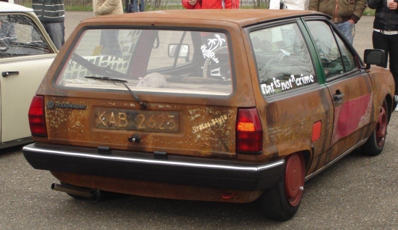 Obrázek zaparkovaného automobilu