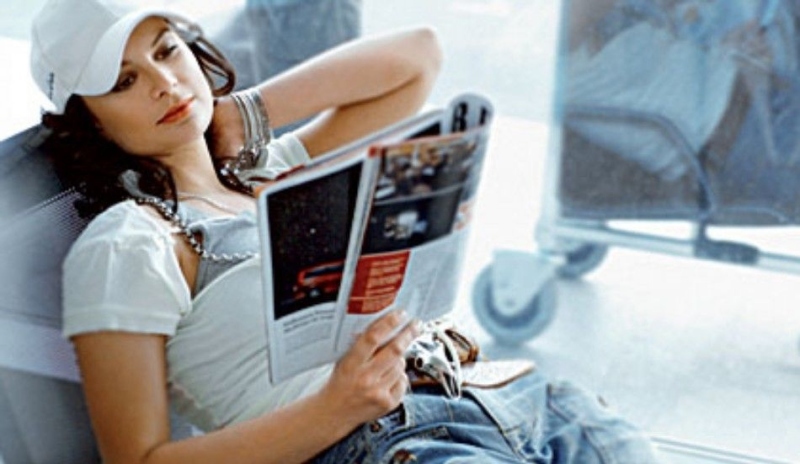 Jitka Čvančarová při čtení časopisu