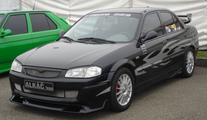 Zaparkovaný automobil černé barvy