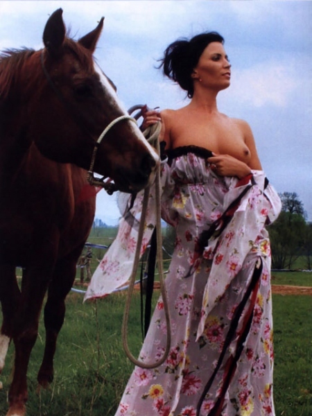 Gábina Partyšová pózuje u koně s odhalenými prsy