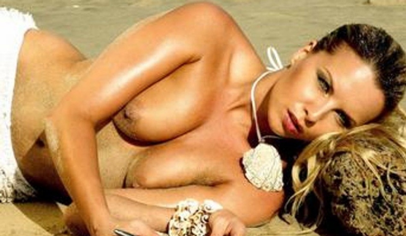 Kateřina Kristelová leží nahá na písku