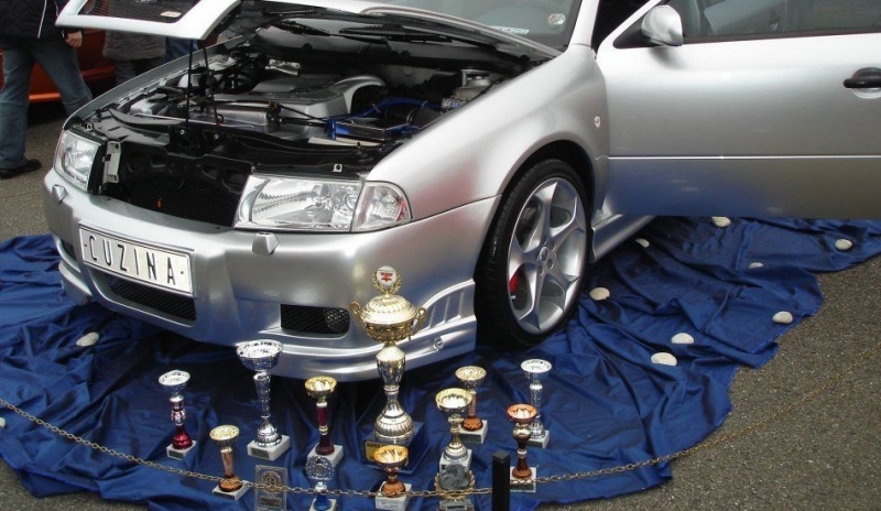 Auto s otevřenou kapotou