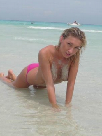 Dominika Mesárošová ukazuje prsa na pláži