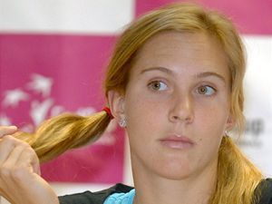 Nicole Vaidišová drží vlasy v ruce