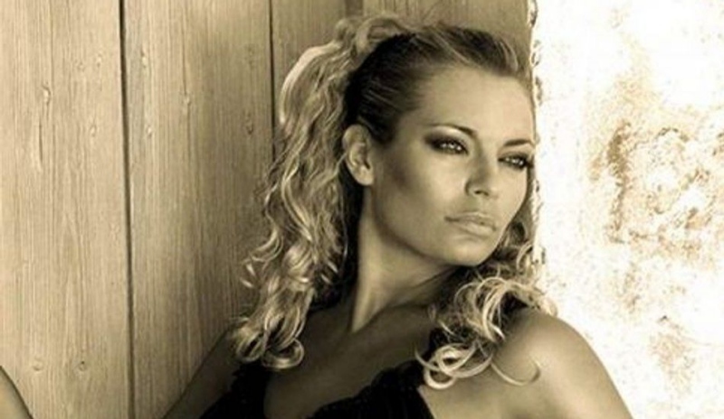 Lucie Borhyová s hlavou otočenou na bok