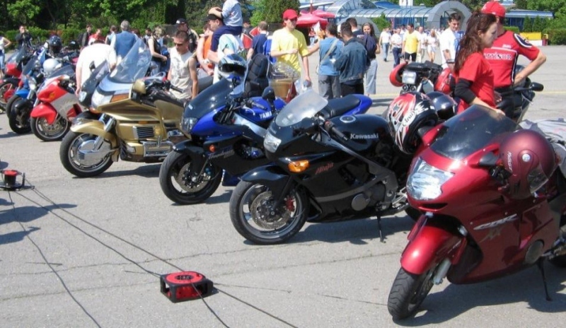 Snímek superbiků stojících v řadě