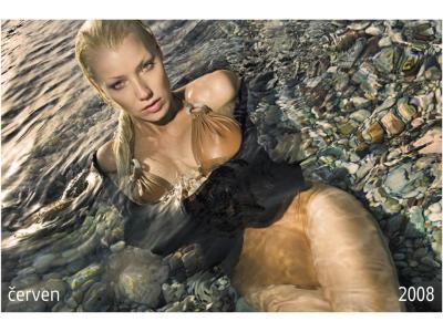 Helena Zeťová leží ve vodě