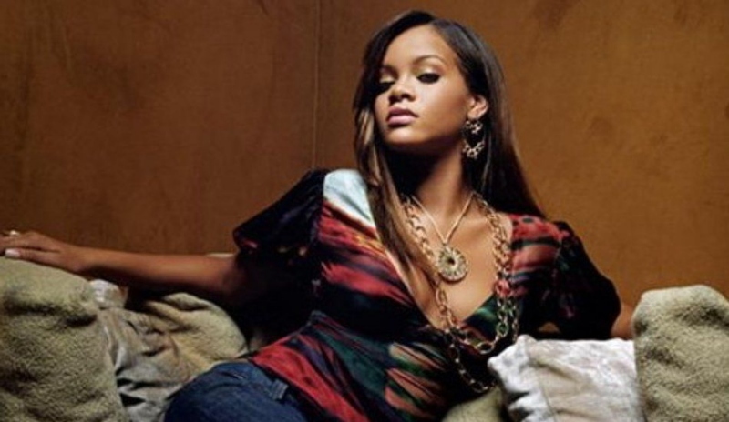 Rihanna sedí na pohovce