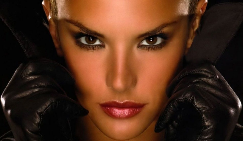 Fotografie ženské tváře s koženými rukavicemi