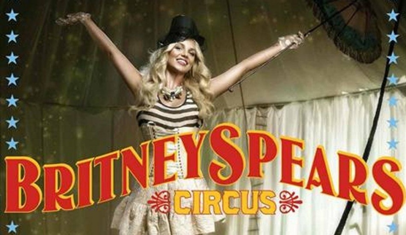 Britney Spears stojící na lanu v cirkuse