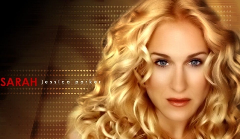 Herečka Sarah Jessica Parker s dlouhými vlnitými blond vlasy a sexy pohledem