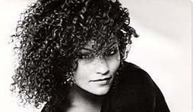 Lejla Abassová je sexy mulatka s kudrnatými vlasy