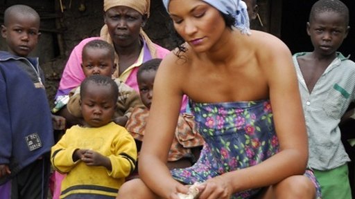 Lejla Abbasová obklopena černošskými dětmi