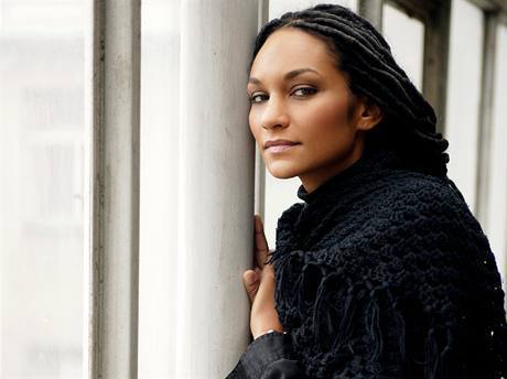 Lejla Abbasová opírající se o sloup