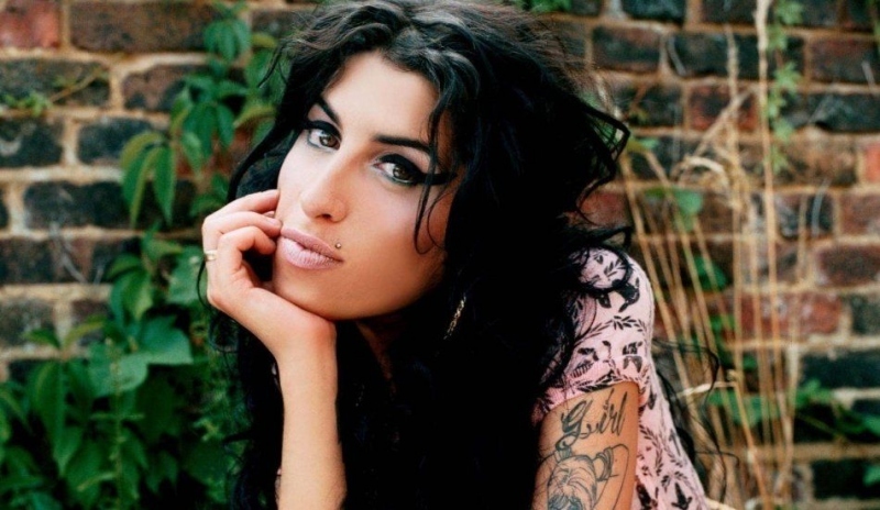 Amy Winehause s tetováním na ruce