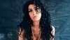 Amy Winehause s dlouhými vlnitými vlasy