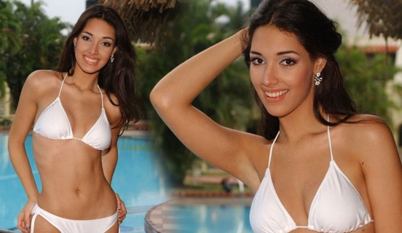 Amelia Vega v bílých plavkách u bazénu