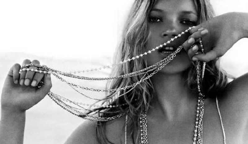 Kate Moss drží v rukách řetízky