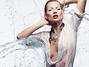 Kate Moss pod proudem vody odhaluje výstřih