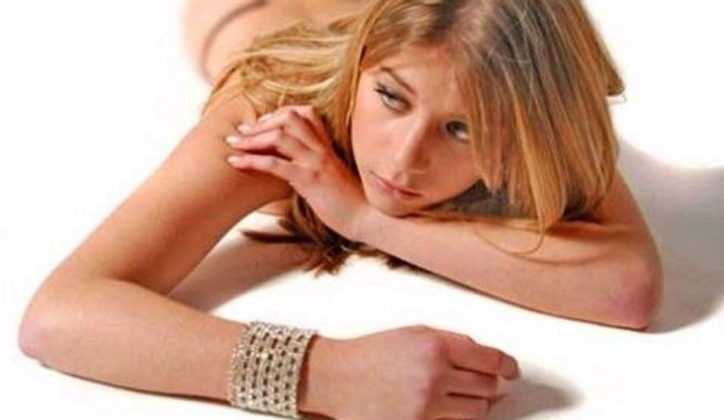 Melanie Slade leží na zemi s rukou pod bradou