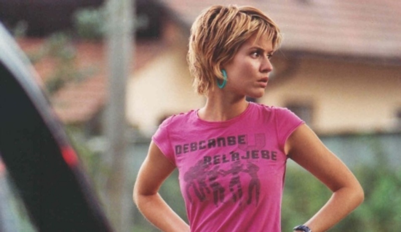 Zuzana Norisová ve fialovém triku s rukama v bok