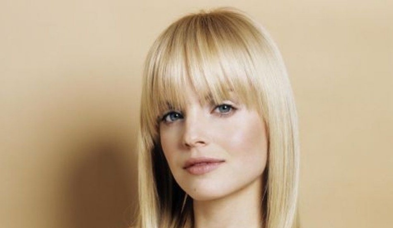 Mena Suvari čelním pohledem