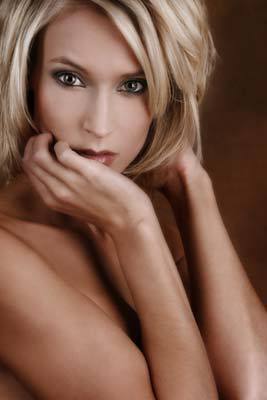 Bára Kolářová s rukou pod bradou